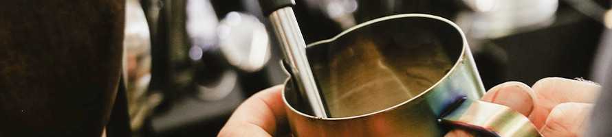 Pichet à café en acier inoxydable épais pour mousser le lait, café latte  art avec couvercle pour la maison, le café, le barista (600 ml)